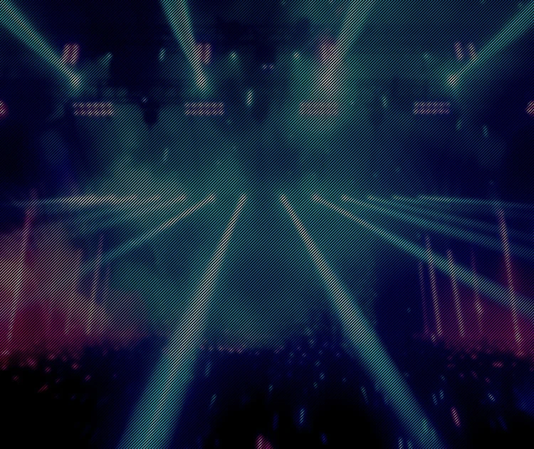 ライブコンサートのステージライトと観客の様子